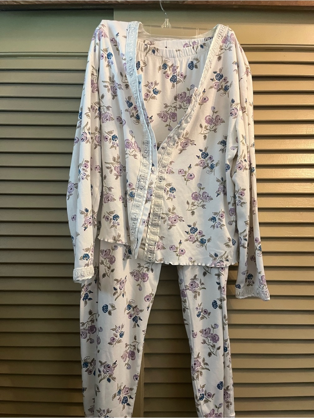 Starialle Women’s White Floral Pajama Set with Lavender and Blue Roses Size M